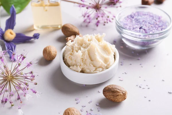 Plate with shea butter on grey background — Stock Photo, Image