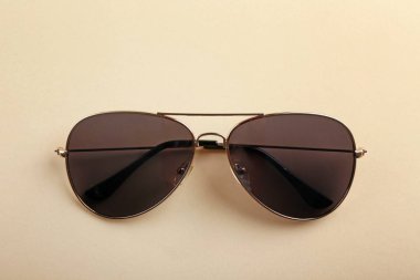 Renkli arkaplanda şık güneş gözlükleri