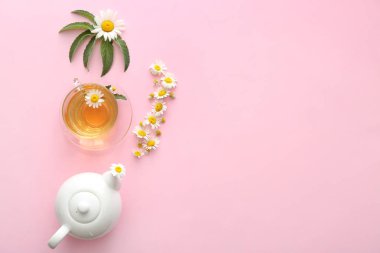 Renkli arka planda lezzetli papatya çayı