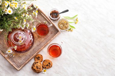Hafif masada kurabiye ile lezzetli papatya çayı