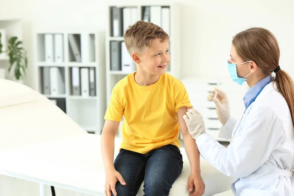Orvos oltja a kisfiút a klinikán. — Stock Fotó