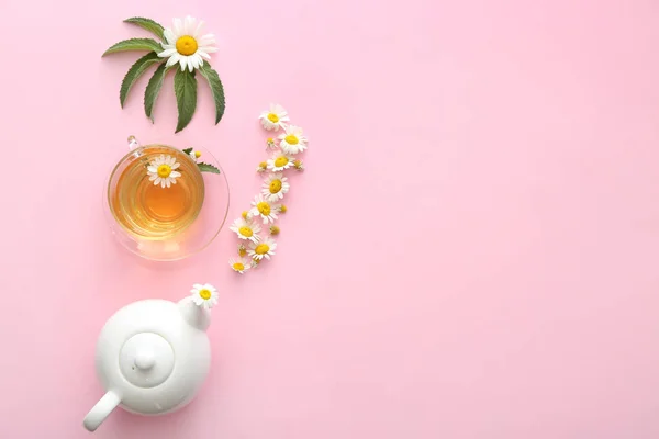 Вкусный ромашковый чай на цветном фоне — стоковое фото