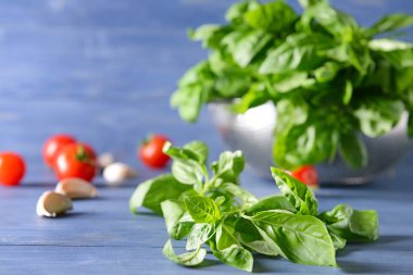 Ahşap masada taze fesleğen ve sarımsak