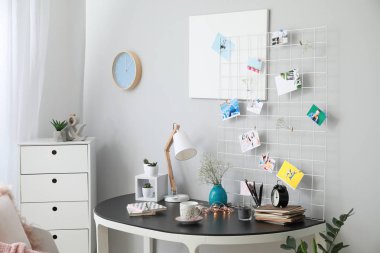 Evde ruh hali panosu ile şık bir işyeri