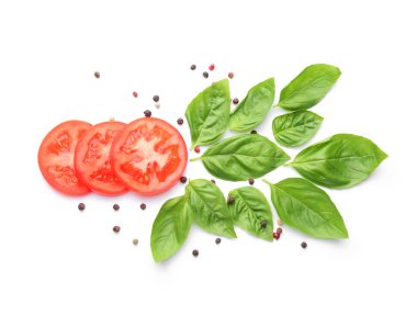Beyaz arka planda taze fesleğen, baharat ve domates