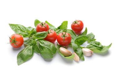 Beyaz arka planda taze sebze ve baharatlar