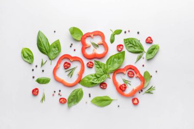 Taze fesleğen, biber ve baharatlar hafif arka planda