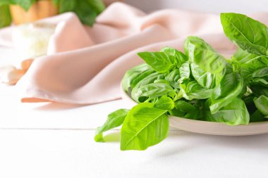 Masada taze yeşil fesleğen ile Tabak, closeup