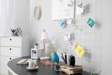 Evde ruh hali panosu ile şık bir işyeri