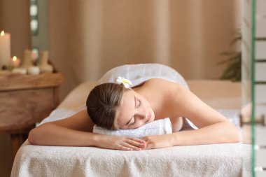 Güzel genç bir kadın kaplıcada dinleniyor.