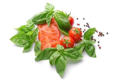 Beyaz arka planda taze sebze ve baharatlar