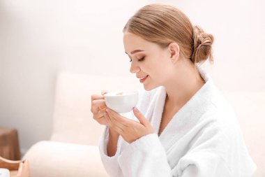 Güzel ve genç birbayan spa salonda kahve içme