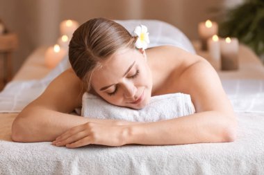 Güzel genç bir kadın kaplıcada dinleniyor.