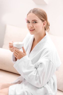 Güzel ve genç birbayan spa salonda kahve içme