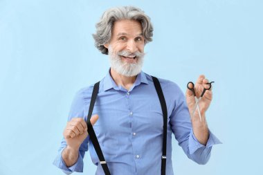 Renkli arka planda olgun erkek kuaför