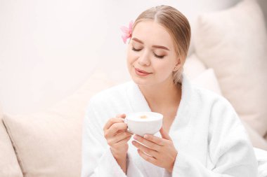 Güzel ve genç birbayan spa salonda kahve içme