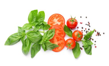 Beyaz arka planda taze sebze ve baharatlar