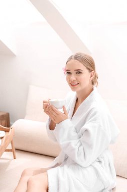 Güzel ve genç birbayan spa salonda kahve içme