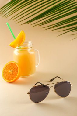 Renkli arka planda kokteyl ile şık güneş gözlüğü