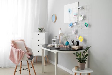 Evde ruh hali panosu ile şık bir işyeri