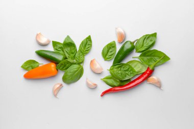 Taze fesleğen, biber ve sarımsak hafif arka planda