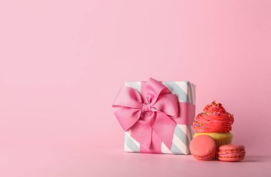 Güzel hediye kutusu ve renkli arka plan tatlılar