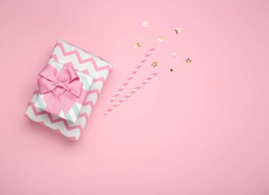 Güzel hediye kutuları renk arka plan üzerinde