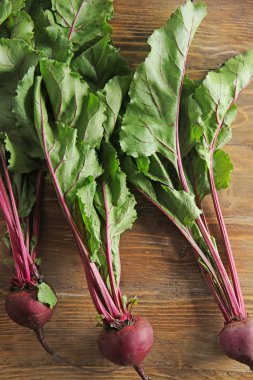 Tahta arka planda taze pancar