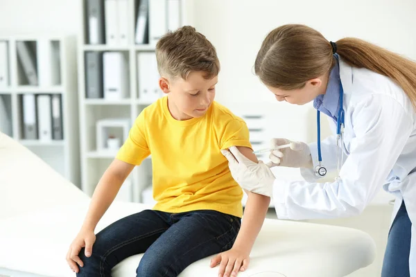 Médecin vaccinant un petit garçon à la clinique — Photo