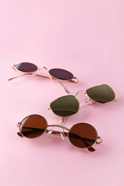 Різні стильні сонцезахисні окуляри на кольоровому фоні — стокове фото