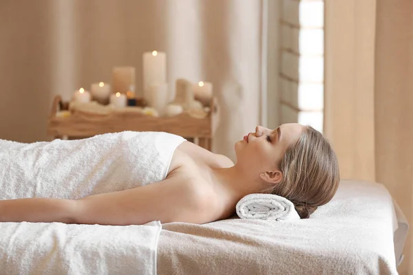 Beautiful young woman relaxing in spa salon — Stock Photo, Image