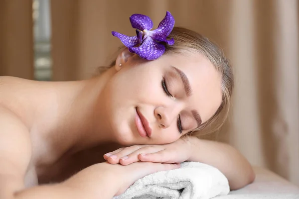 Gyönyörű fiatal nő pihentető spa szalon — Stock Fotó