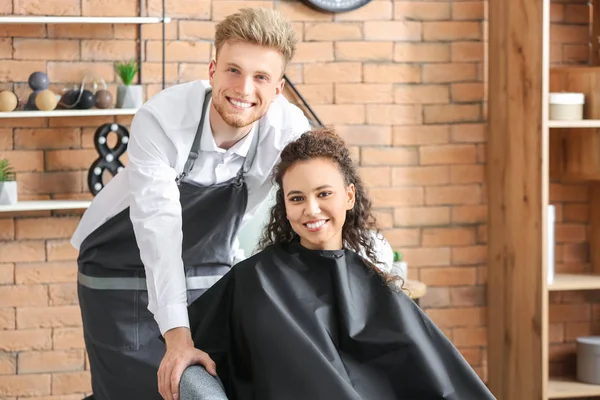 Cabeleireiro profissional com cliente no salão de beleza — Fotografia de Stock