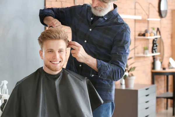 Profesjonalny salon fryzjerski, praca z klientem w salonie piękności — Zdjęcie stockowe