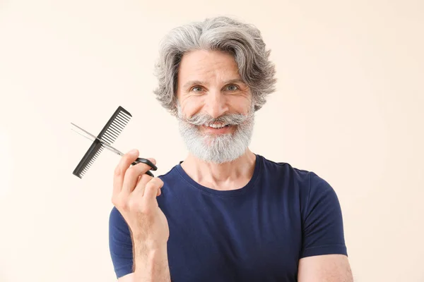 明るい背景に成熟した男性美容師 — ストック写真