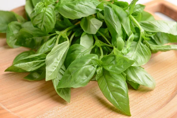 Fresh basil on wooden tray, closeup — Stock Photo, Image