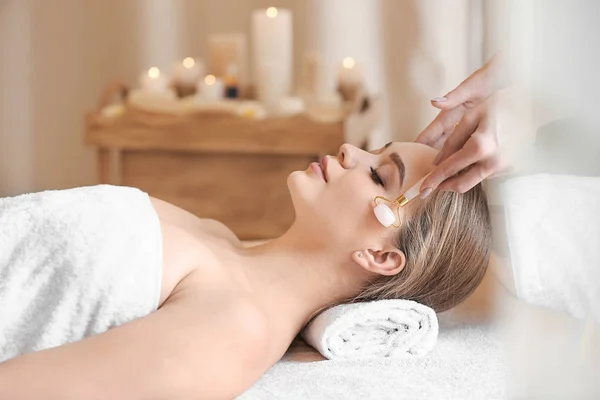 Mooie jonge vrouw ontvangst massage in spa salon — Stockfoto