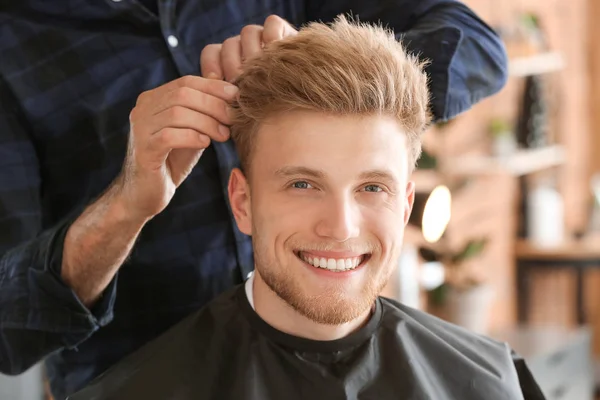 Professional hairdresser working with client in beauty salon — Stock Photo, Image
