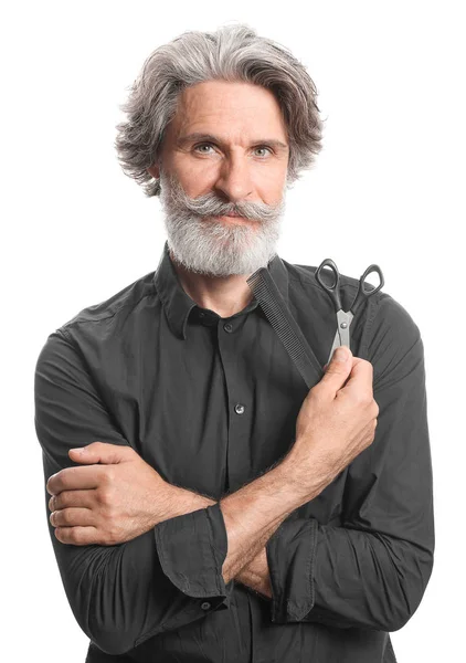 Зрелый мужчина парикмахер на белом фоне — стоковое фото