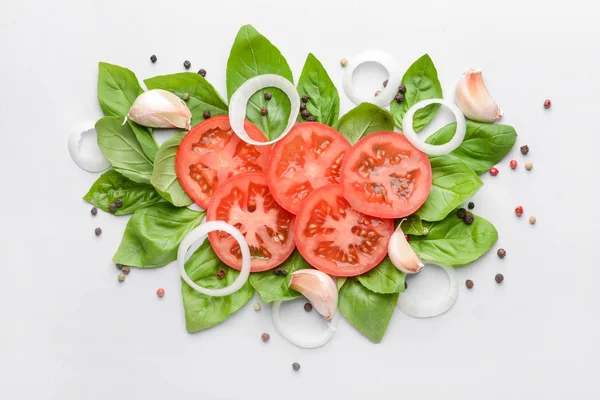 Albahaca fresca, tomate y especias sobre fondo claro — Foto de Stock