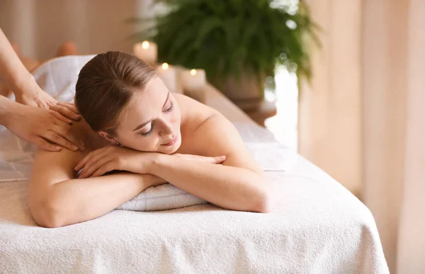 Hermosa joven recibiendo masaje en el salón de spa — Foto de Stock