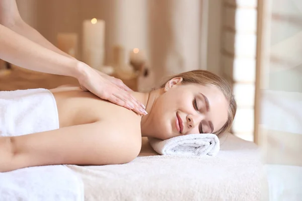 Hermosa joven recibiendo masaje en el salón de spa — Foto de Stock