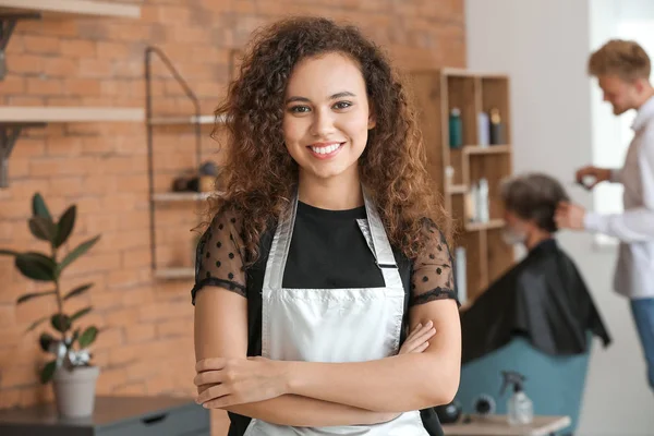 Ung afrikansk-amerikansk Frisör i skönhetssalongen — Stockfoto