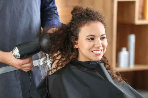 Professional hairdresser working with client in beauty salon — Stock Photo, Image