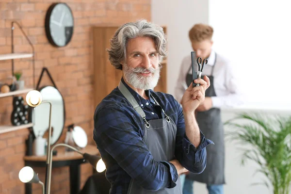 Homme mûr coiffeur dans le salon de beauté — Photo
