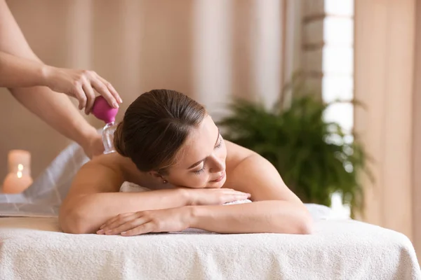 Hermosa joven recibiendo masaje en el salón de spa —  Fotos de Stock