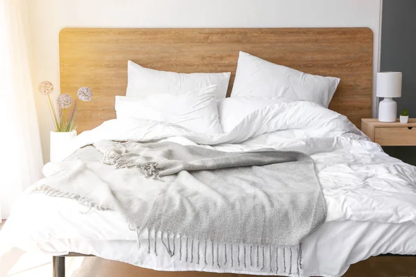 Odada yatakta yumuşak ekose — Stok fotoğraf