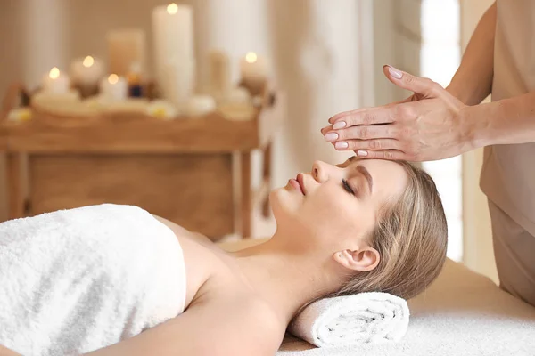 Vacker ung kvinna som får massage i spa salong — Stockfoto