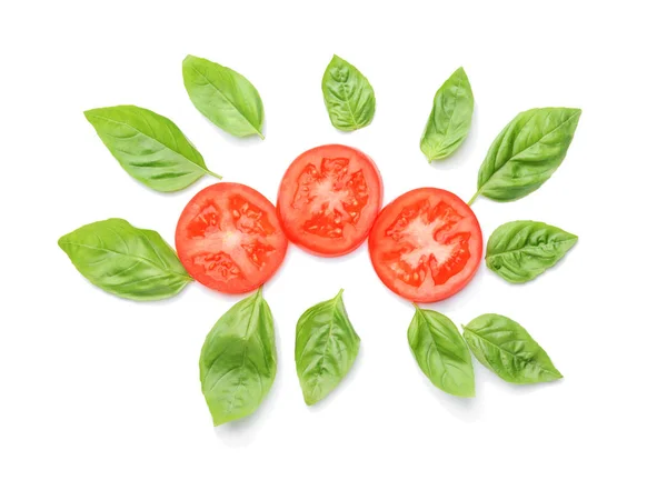 Albahaca fresca y tomate sobre fondo blanco — Foto de Stock