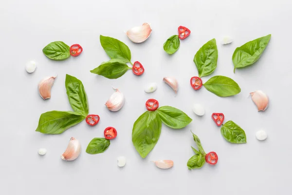 Albahaca fresca, chile y ajo sobre fondo claro — Foto de Stock